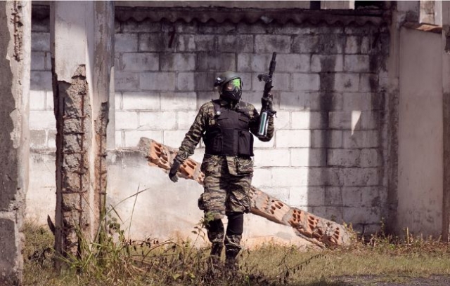 hombre en un campo de paintball.jpg